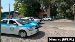 Түркістан облысындағы ауылдардың бірінде тұрған полиция көліктері. Көрнекі сурет.