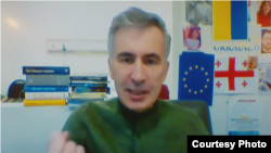 საქართველოს ყოფილი პრეზიდენტი მიხეილ სააკაშვილი კლინიკა "ვივამედიდან" ერთვება სასამართლოს საბიუჯეტო სახსრების გაფლანგვის საქმის განხილვის სხდომაზე. 30 ოქტომბერი, 2023 წელი