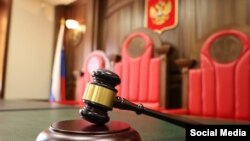 Підсудний залишив жінку після вбивства у автомобілі і підпалив транспортний засіб