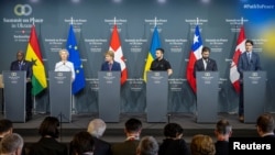 Президент Гани Нана Акуфо-Аддо, президент Єврокомісії Урсула фон дер Ляєн, президентка Швейцарії Віола Амхерд, президент України Володимир Зеленський, президент Чилі Габріель Борік і прем’єр Канади Джастін Трюдо під час пресконференції у Швейцарії, 16 червня 2024 року 