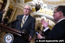 Лідер республіканців у Сенаті, Мітч МакКоннелл спілкується з журналістами щодо питань кордону США