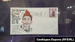 Пощенска картичка с надпис "Откриване на Театър-музей Дали, Фигерас, 28-29 септ. '74. Салвадор Дали Доменек, изтъкнат син на Фигерас, роден на 11 май 1904 в къща №6 на улица Монтуриол"