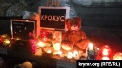 Импровизированный мемориал жертвам теракта в «Крокус Сити Холл»