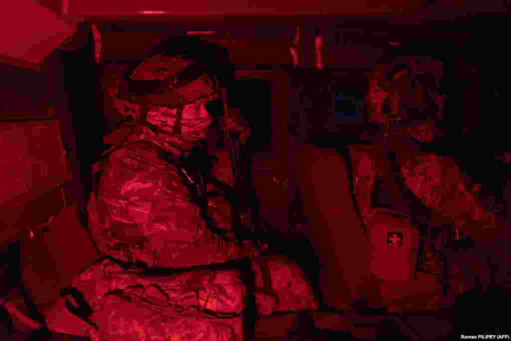 Kuzjin tročlani tim sastoji se od njegovog vozača Kuša i trećeg čovjeka koji će preuzeti ako Kuš pogine. &quot;Obično je, hvala Bogu, sve jasno&quot;, rekao je Kuš, koji je ranije radio u proizvodnji obuće blizu Kijeva.