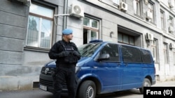 Policajac ispred Ministarstva unutrašnjih poslova Kantona Sarajevo, maj 2023.