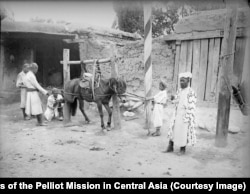 Кузнец подковывает лошадь в Оше.