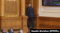 Лидерът на ГЕРБ Бойко Борисов излиза от пленарната зала на Народното събрание в сряда.