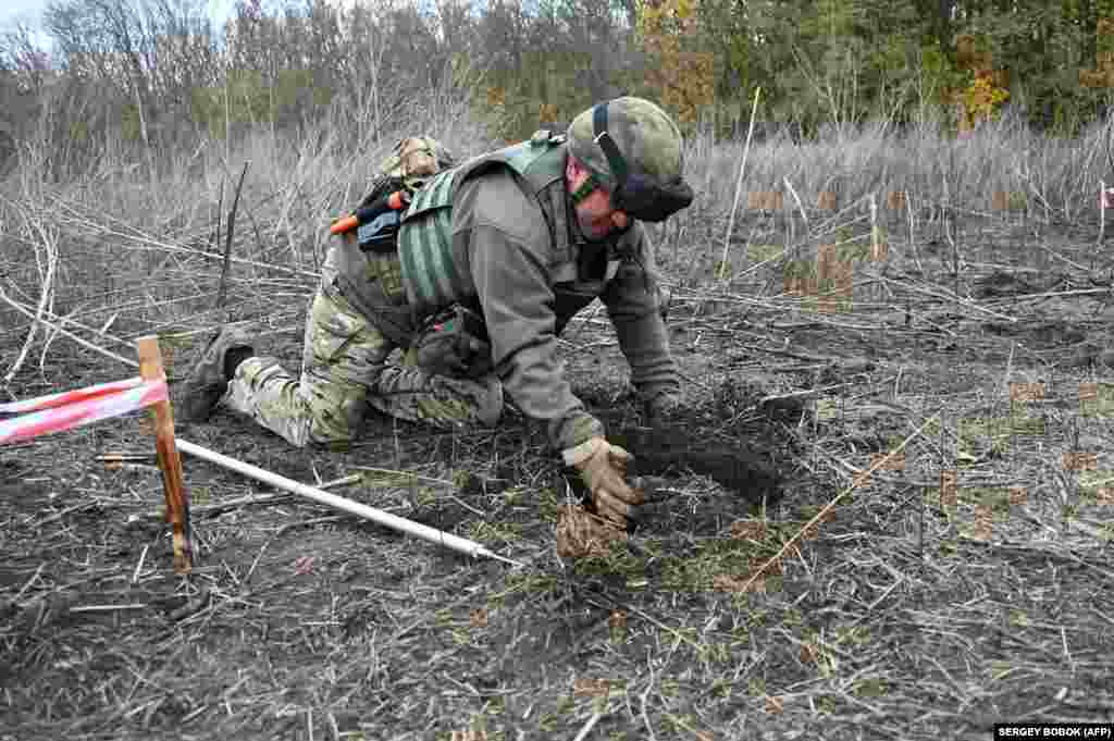 Tizennégy ember annak ellenére tért vissza a mintegy százfős aknamentesítési csapatba dolgozni, hogy munka közben súlyosan megsebesült