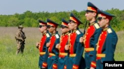 Украинанын Луганск аймагындагы салгылашта каза болгон орус аскерлерин жерге берүү учуру. 18-май, 2023-жыл.