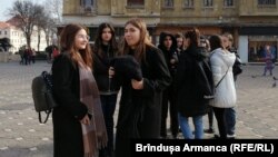 Ministrul Educației, Ligia Deca, întâmpină dificultăți în a-și asigura voturile necesare pachetului de legi ale reformei în Educație. Miza e uriașă. În primul rând pentru societate, dar și pentru președintele Iohannis al cărui singur proiect vizibil este „România Educată”. 