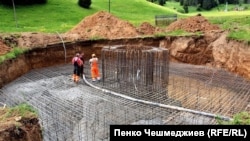 Момент от строежа на 111-метров пилон на Рожен, приет от властите за "преместваем обект".