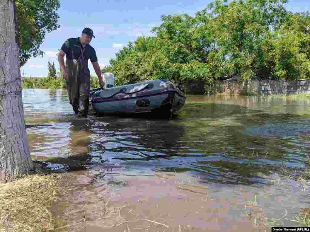Angajații Serviciului de Stat de Urgență transportă produse și persoane pe astfel de bărci. Pe parcursul unei zile, pot efectua câteva zeci de traversări.