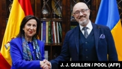 Колишній міністр оборони України Олексій Резніков (справа) і міністр оборони Іспанії Маргарита Роблес. Мадрид, 12 квітня 2023 року, ілюстративне фото