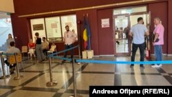 Președinții și vicepreședinții de secții de votare din Sectorul 2 așteaptă să predea documentele electorale.