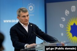 Deputatul Visului Georgian, Mamuka Mdinaradze, joacă un rol cheie în procesul aprobării controversatei legi, despre care susține că nu face decât să mărească transparența vieții publice.