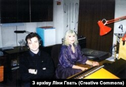 Ліна Гвать і звукорежисер Василь Стефак у студії Київського бюро Радіо Свобода. 1990-і роки