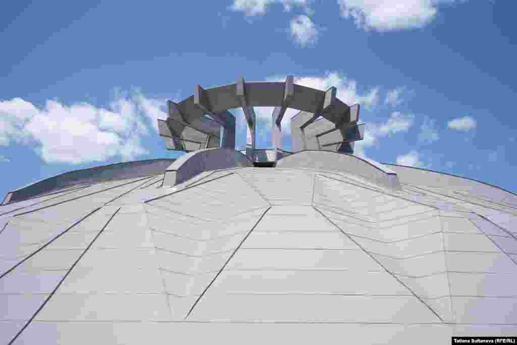 800 de mii de euro au fost cheltuiți pentru repararea domului. Cupola a fost înlocuită în totalitate cu o învelitoare din oțel galvanizat. Suprafața plană a acoperișului a fost reconstruită, fiind instalat un nou sistem de scurgere a apelor pluviale. A fost înlocuit vechiul material de izolare de sub acoperiș cu noi plăci minerale rezistente la apă și căldură. Managerul de proiect, Andrei Vasilachi, spune că acoperișul are o garanție de 50 de ani. După finisarea lucrărilor, interiorul Circului este protejat de condițiile meteorologice nefavorabile.