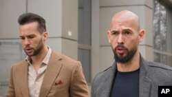 Endru Tejt (desno) i njegov brat Tristan napuštaju sud u Bukureštu, Rumunija, 29. februara 2024.