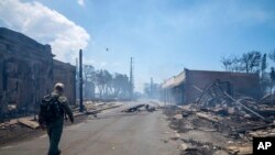 Muškarac prolazi pored ostataka šumskog požara u Lahainu na Havajima, 9. august 2023 