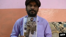 Ілюстраційне фото: житель індійського міста Гайдарабад тримає фото свого брата Мохаммеда Асфана, який був відряджений на війну проти України з російського Ростова-на-Дону, лютий 2024 року