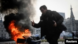 Automobil u plamenu ispred zgrade Nacionalnog kongresa, Buenos Aires, 12. juni 2024.