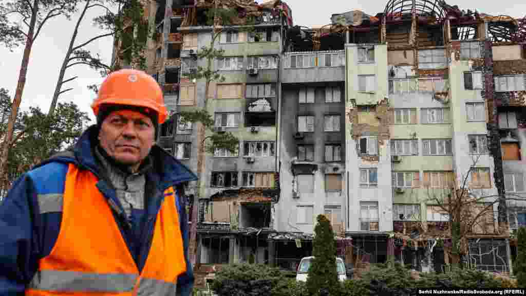 Muncitor-constructor într-o zonă rezidențială avariată din Irpin, pe 4 aprilie. Reconstrucția orașului Irpin va costa aproximativ 685 de milioane de dolari, potrivit ReBuildUA.