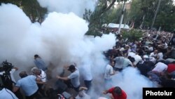 Еревандагы өкмөт каршы акциянын катышуучулары менен полициянын кагылышуусу. 12-июнь, 2024-жыл.
