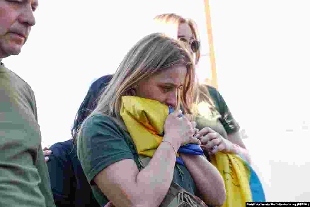 Дружина Сергія Коновала Ольга на церемонії прощання у Києві. На своій сторінці вона написала:&nbsp;&laquo;Останній подих вони разом віддали за нас. Пліч-о-пліч захищаючи кожного, але не себе. Вони разом були з початку, разом для них і закінчилася ця війна&raquo; &nbsp;