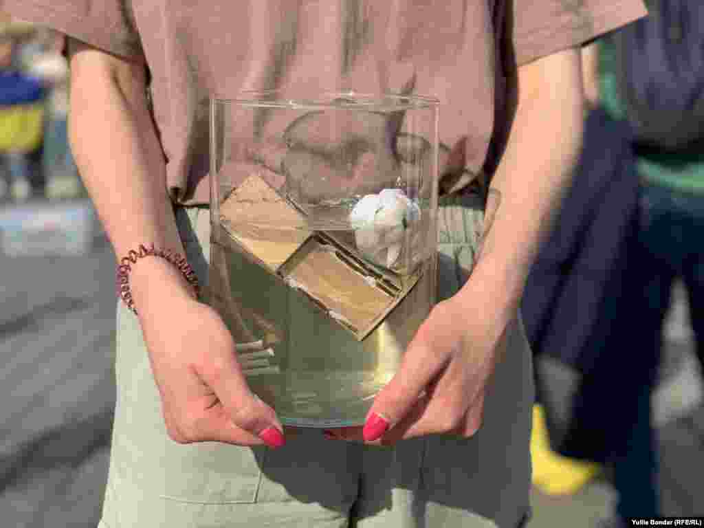  Інсталяції складалися з того, що прозору тару наповнювали водою, в якій плавали іграшкові тварини та будинки &nbsp; &nbsp; &nbsp; 