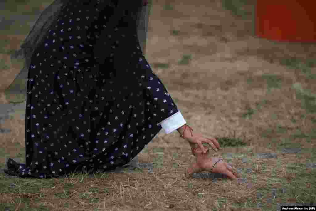 Dijete uzima igračku koja prikazuje Thinga, hodajućeg lika iz američke televizijske emisije Porodica Adams.