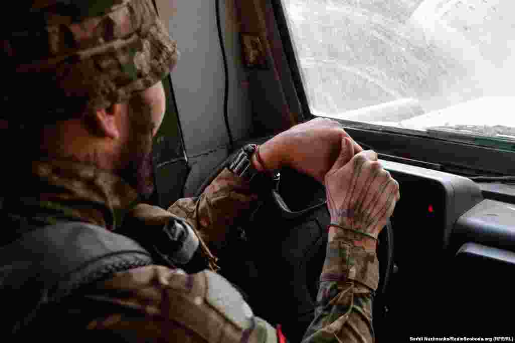 &laquo;Мангуст&raquo;, військовий ЗСУ, вправно керує стареньким броньовиком, зробленим десь в гаражі народними умільцями