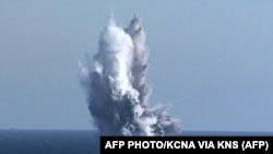 Түндүк Кореянын суу астында жүрүүчү аскердик дронду сыноо учурунда тартылды делген сүрөт. Март, 2023-жыл. 
