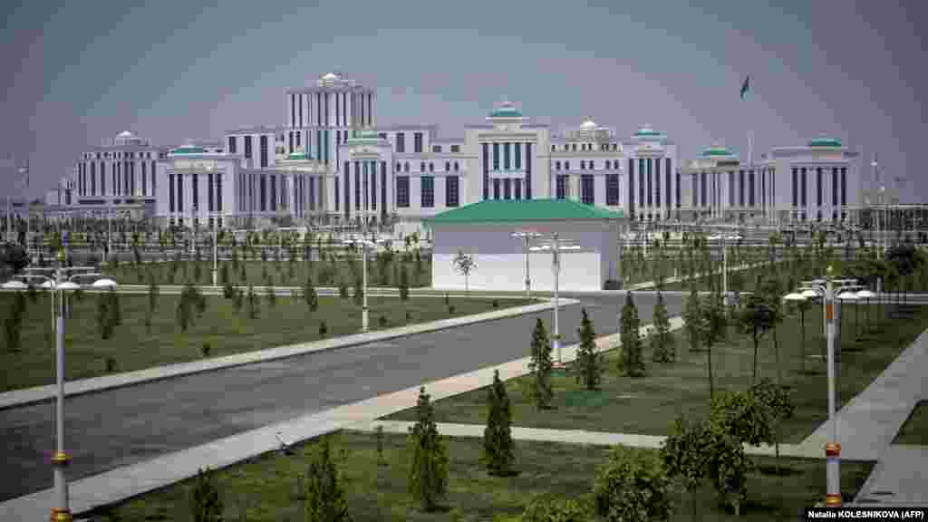 Arkadag környezetbarát járművekkel, például elektromos buszokkal és autókkal, napelemekkel és szélturbinákkal lesz felszerelve. A tisztviselők szerint ez lesz az első okosváros Türkmenisztánban. A hetvenezer lakosúra tervezett képes város megépítésének becsült költsége 3,3&ndash;7,5 milliárd dollár