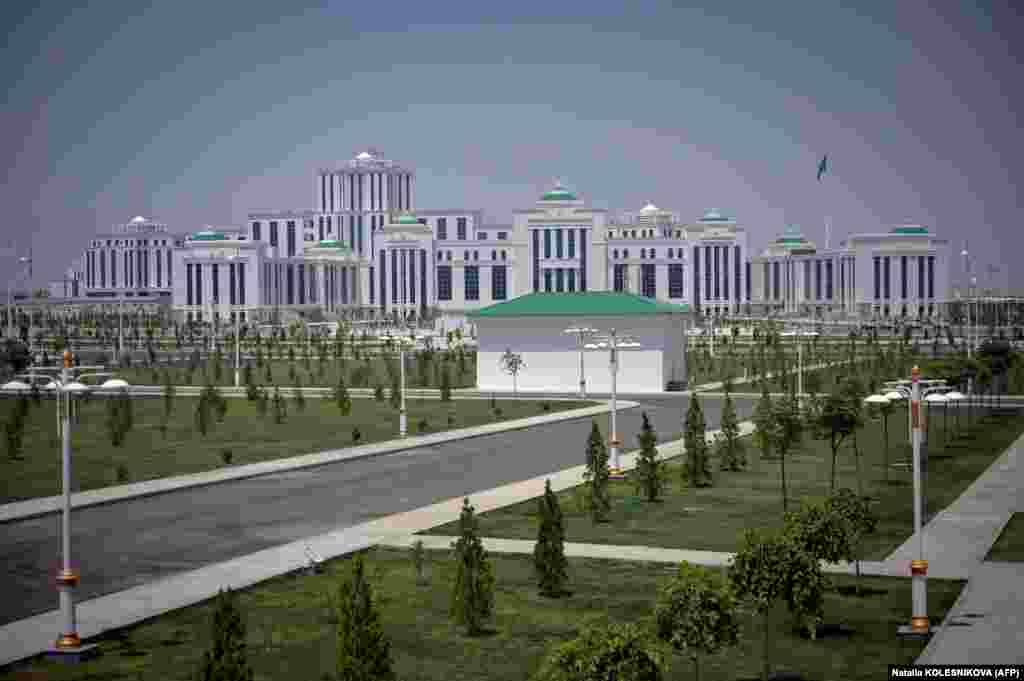 Arkadag će biti opremljen ekološkim vozilima poput električnih autobusa i automobila, solarnih panela i vjetroturbina. Zvaničnici kažu da će to biti prvi &quot;pametni&quot; grad u Turkmenistanu i da je izgrađen za 70.000 ljudi, po procijenjenoj cijeni od 3,3 milijarde dolara.