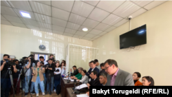 Бишкектин Ленин райондук сотунда Маданият, маалымат, спорт жана жаштар саясаты министрлигинин "Азаттык Медиа" мекемесине каршы арызын кароо уланууда. 27-апрель, 2023-жыл.