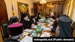 La Sinodul de săptămâna aceasta, Mitropolitul Vladimir (în capul mesei) a chemat înapoi preoții care au plecat la mitropolia rivală. Nu este limpede, însă, dacă ei chiar ar fi primiți.