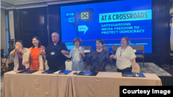 ЕККУнун басма сөз эркиндиги боюнча өкүлү Тереза Рибейро меморандумга кол койгон медиа уюмдардын жетекчилери менен. 7-июль, Бишкек. 