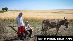 Deși a crescut de zece ori în ultimii 20 de ani, salariul minim din România rămâne printre cele mai mici din Uniunea Europeană. Mulți trăiesc la limita subzistenței și nu au parte nici măcar de acesta.