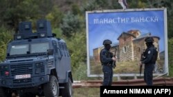 Pjesëtarë të Policisë së Kosovës duke patrulluar në rrugën që të çon për në fshatin Banjskë të Zveçanit. 25 shtator 2023