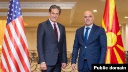 Zyrtari i lartë i Departamentit amerikan të Shtetit, James Rubin (majtas) dhe kryeministrin maqedonas, Dimitar Kovacevski.