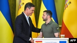 Президент України Володимир Зеленський і прем’єр-міністр Іспанії Педро Санчес (ліворуч) на спільній пресконфренції. Київ, 1 липня 2023 року
