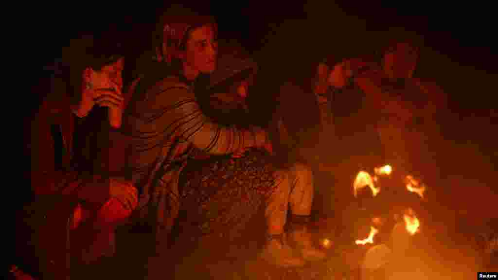 A meleg - akár egy tábortűz is - életet menthet a katasztrófa után, a tél nagyon hideg tud lenni a török-szír határ közelében.