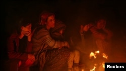 A hideggel és az éhezéssel küzdenek a földrengés túlélői