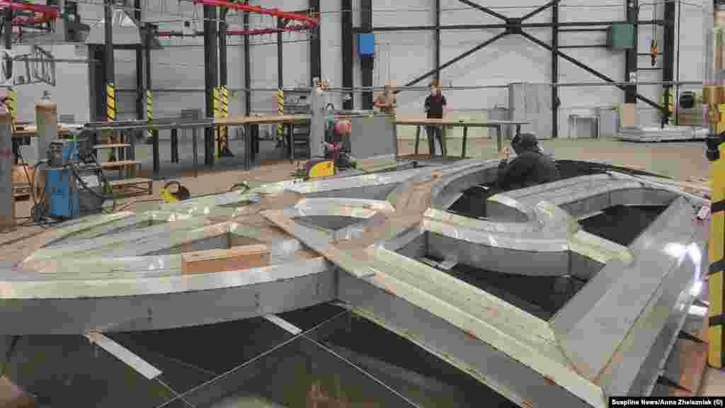 A képen, amelyet az ukrán Suspilne News július 19-én tett közzé, egy hatalmas szigonyt hegesztő munkások láthatóak. 2023. július 13-án a kijevi várostervezési ügynökség bejelentette, hogy a szovjet államcímer helyébe az ukrán háromágú szigony lép.&nbsp;2015-ben Ukrajna betiltotta a szovjet és kommunista szimbólumokat, utcaneveket és emlékműveket. A második világháborús emlékművek azonban nem tartoznak e törvények hatálya alá