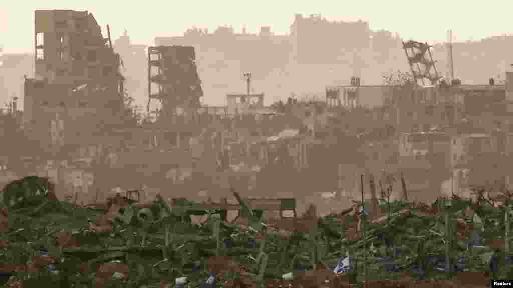 Izraeli zászló lobog a Gázai övezetben 2023. december 12-én.&nbsp;Az izraeli hadsereg számos légi- és szárazföldi csapást indított a Hamász ellen a Gázai övezetben, miután az enklávét kormányzó iszlamista csoport október 7-én halálos támadásokat hajtott végre. Ennek következtében mintegy 1,9 millió ember, vagyis a lakosság mintegy 85 százaléka menekült el otthonából