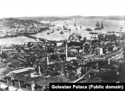 Podul Galata din Istanbul spre sfârșitul secolului XIX.