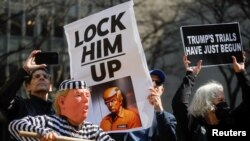 تظاهرکنندگان مخالف دونالد ترامپ در مقابل ساختمان دادگاه جنایی منهتن نیویورک- ۱۵ فروردین