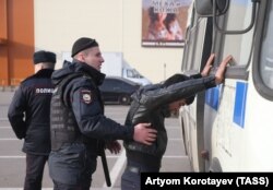 Під час рейдів проти трудових мігрантів із Центральної Азії. Москва, Росія