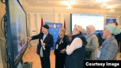 БШК төрайымы Нуржан Шайлдабекова электрондук добуш берүүнү көрсөтүп берүүдө. 9-апрель. 2023