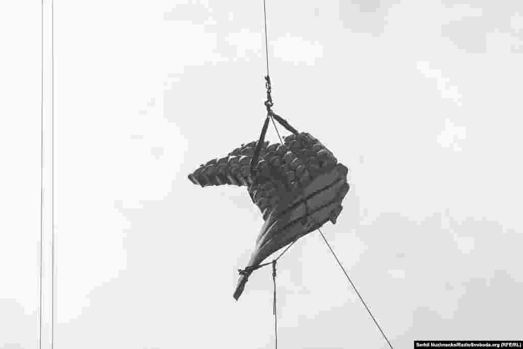 Вага герба, який почали демонтувати &ndash; 13 тонн. На його місці мають встановити український Тризуб